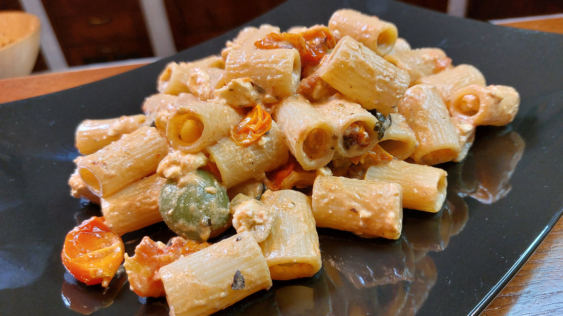 Pasta con Queso Feta, Tomate Cherry y Aceitunas