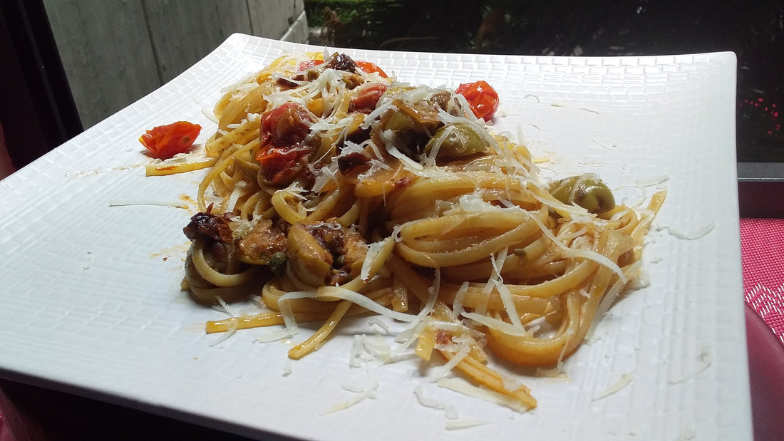 Linguine a la Mediterránea con aceitunas, alcaparras, tomate seco