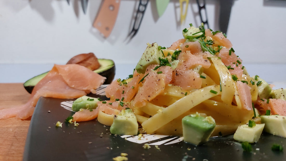 Linguine con Salmón Ahumado Aguacate y Lima