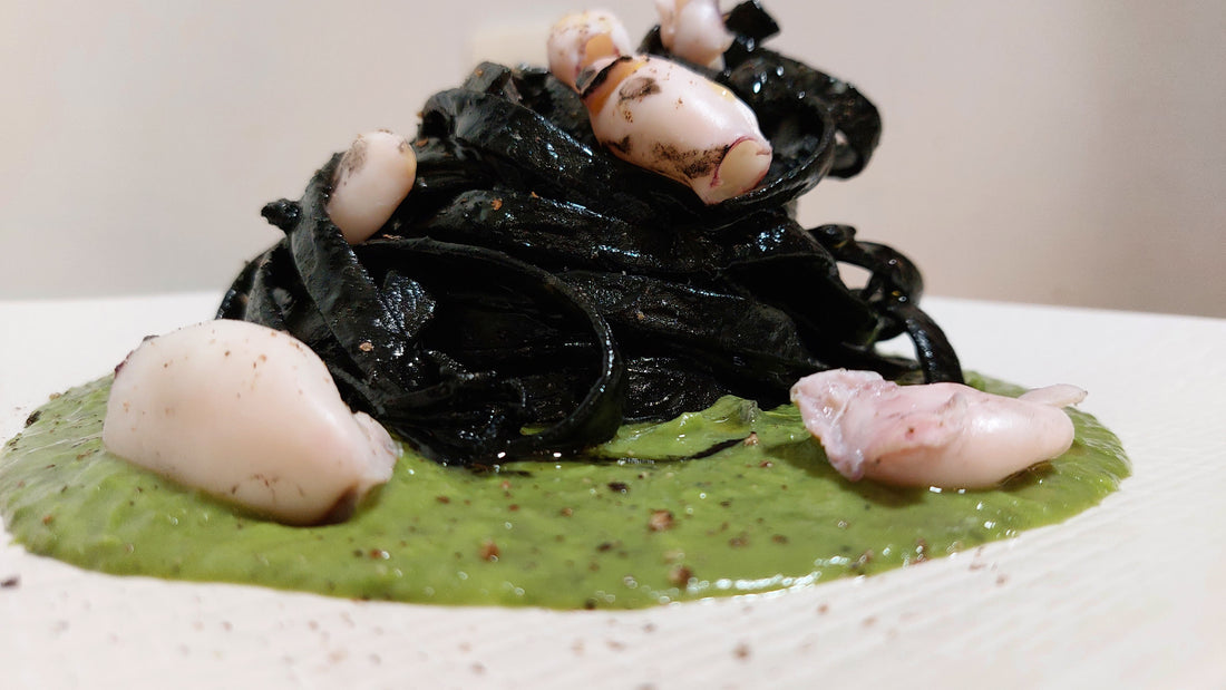 Linguine con Tinta Negra de Sepia y Crema de Chicharos